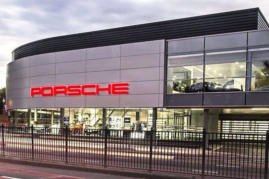 MQ51580_4277_PORSCHE WEST LONDON_RETAIL_ROLLER BLINDS_PRO_LONDON_4STAR-955235-edited