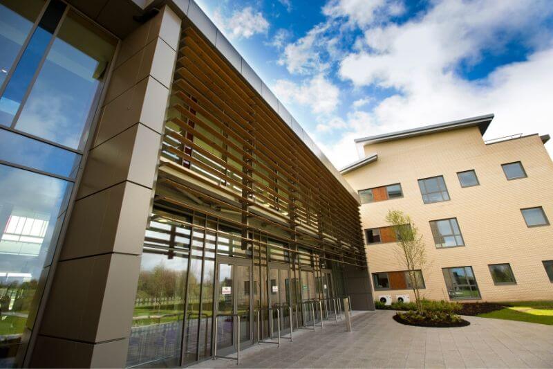EX14447_2573_ENNISKILLEN_HOSPITAL_CLIMATE FACADES-AURORA-ELLIPTICAL BLADE_PRO_ENNISKILLEN_4STAR(4)v2.jpg