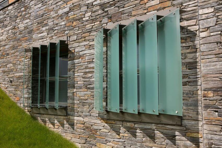 EX14447_2573_ENNISKILLEN_HOSPITAL_GLASS BRISE SOLEIL_STD_ENNISKILLEN_4STAR (3)v2.jpg