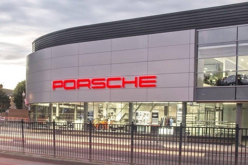 MQ51580_4277_PORSCHE WEST LONDON_RETAIL_ROLLER BLINDS_PRO_LONDON_4STAR-770681-edited.jpg