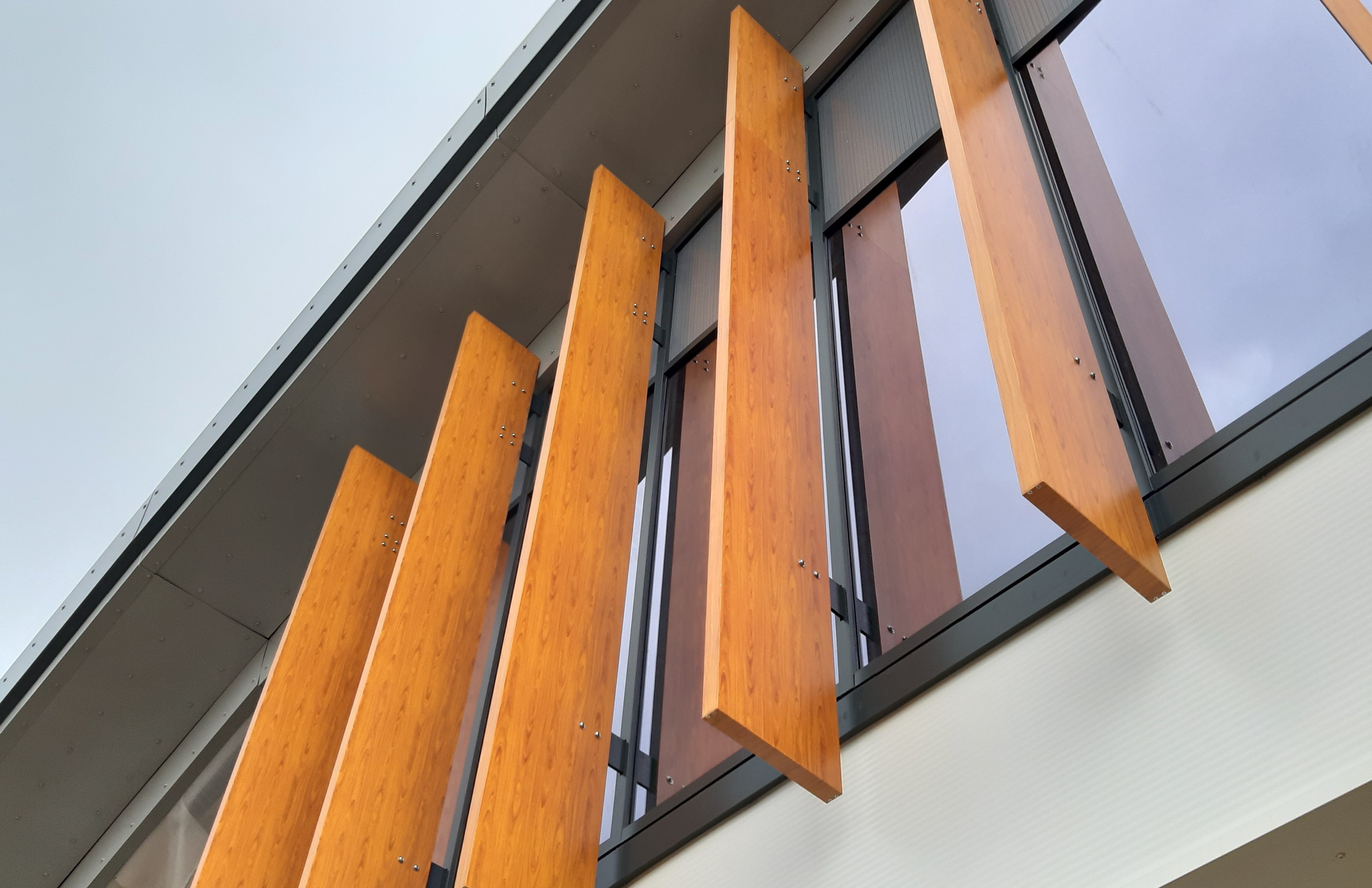 Maple uses thermal-break brackets to install brise soleil on Maidenhead leisure centre